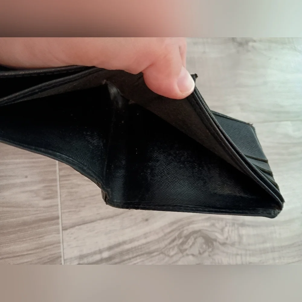 Authentic LOUIS VUITTON EPI LEATHER MENS BIFOLD WALLET BLACK